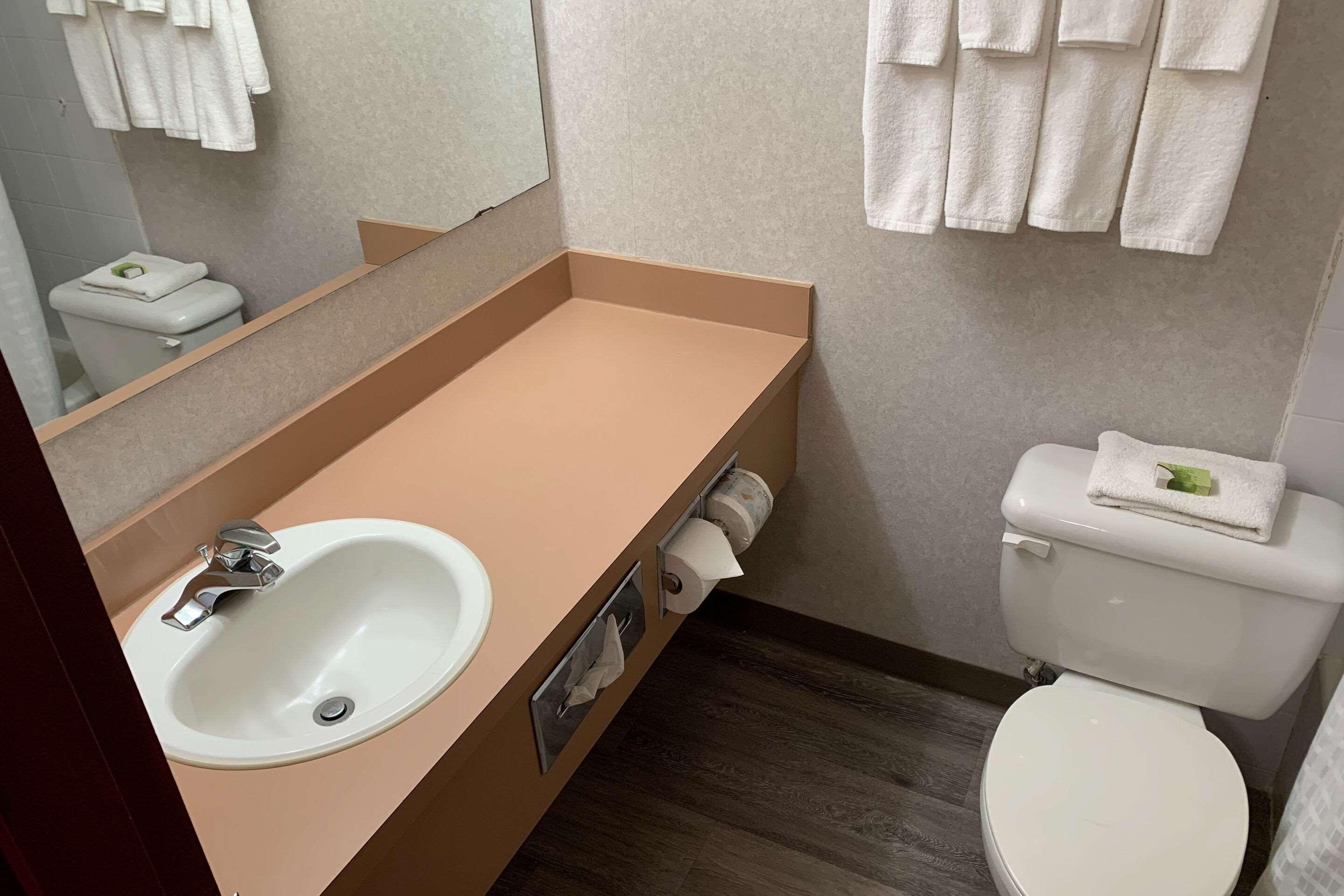 Sky Palace Inn & Suites By Jasper Beeville Exterior foto