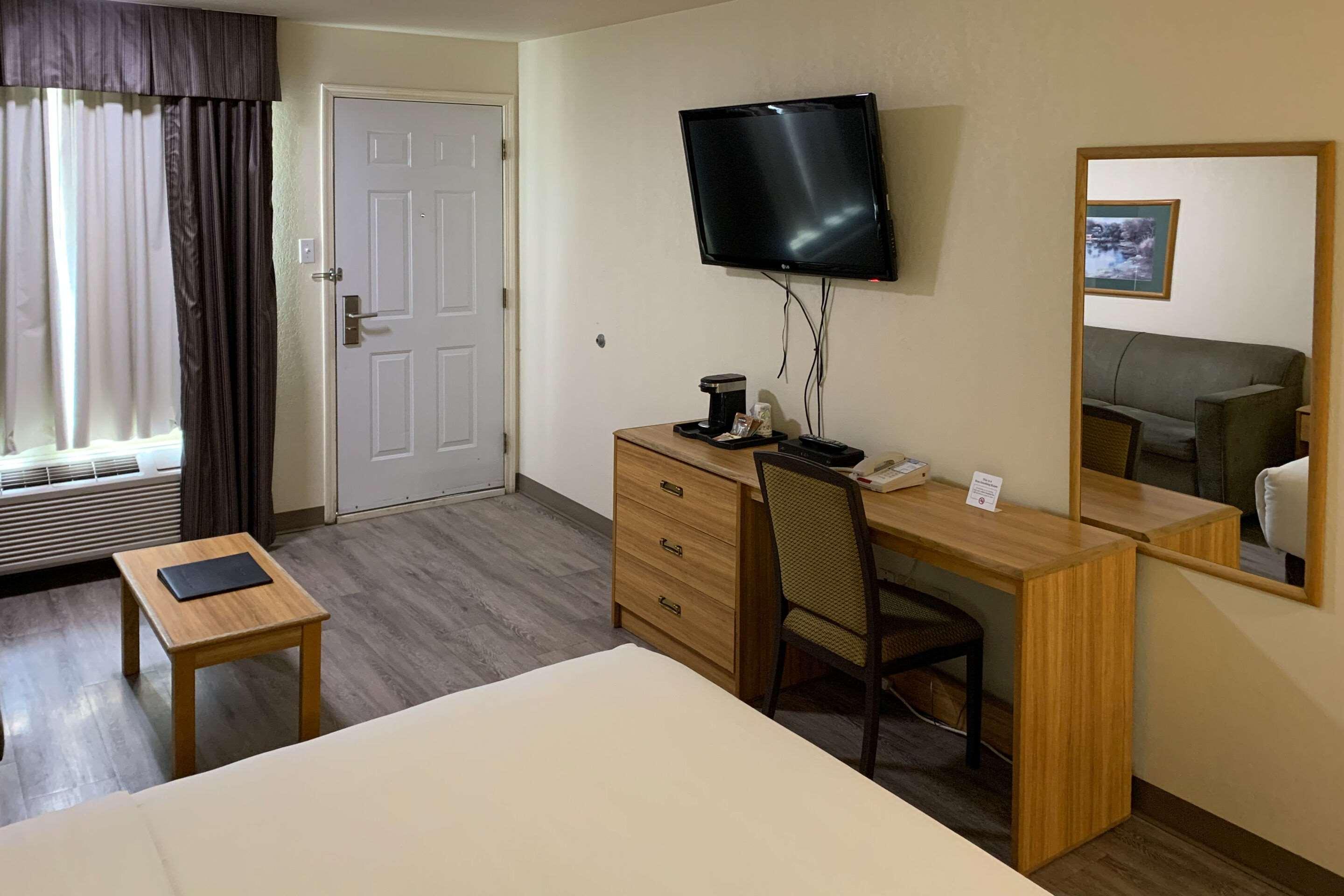 Sky Palace Inn & Suites By Jasper Beeville Exterior foto