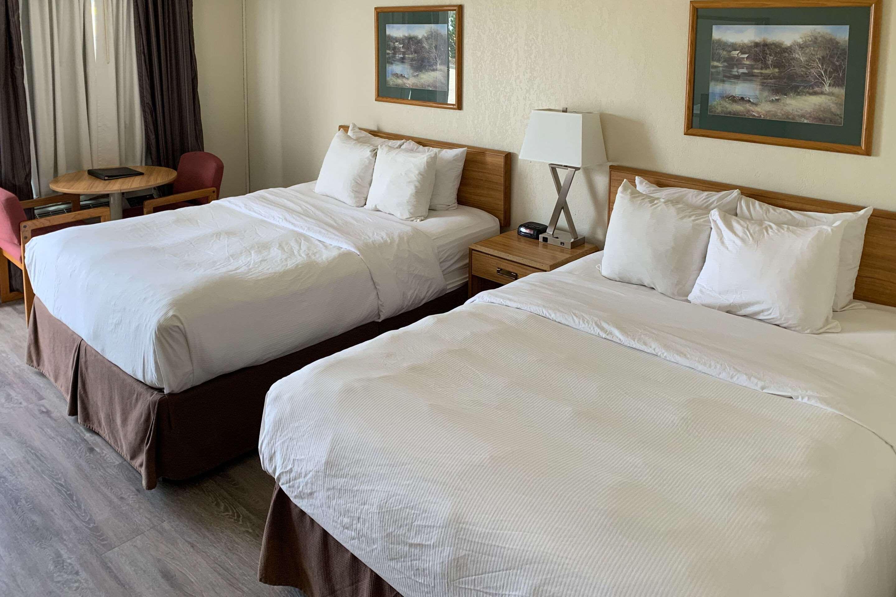 Sky Palace Inn & Suites By Jasper Beeville Exterior foto