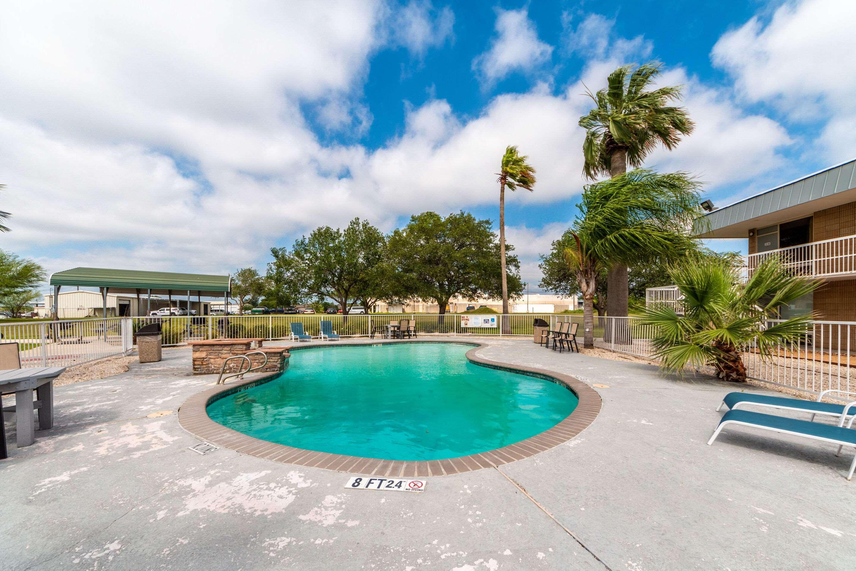 Sky Palace Inn & Suites By Jasper Beeville Exterior foto