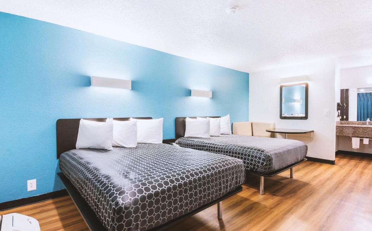 Sky Palace Inn & Suites By Jasper Beeville Exterior foto