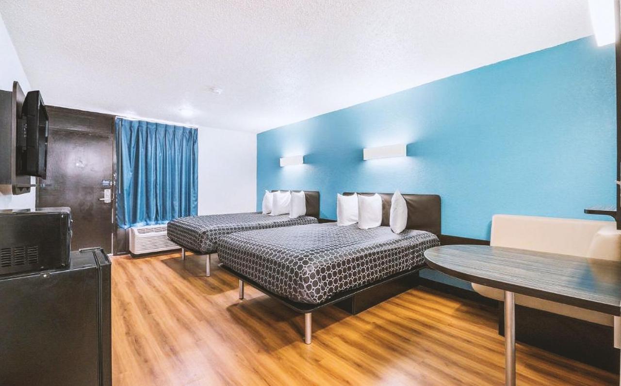 Sky Palace Inn & Suites By Jasper Beeville Exterior foto