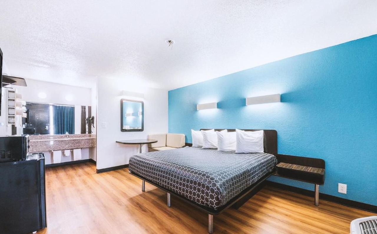 Sky Palace Inn & Suites By Jasper Beeville Exterior foto