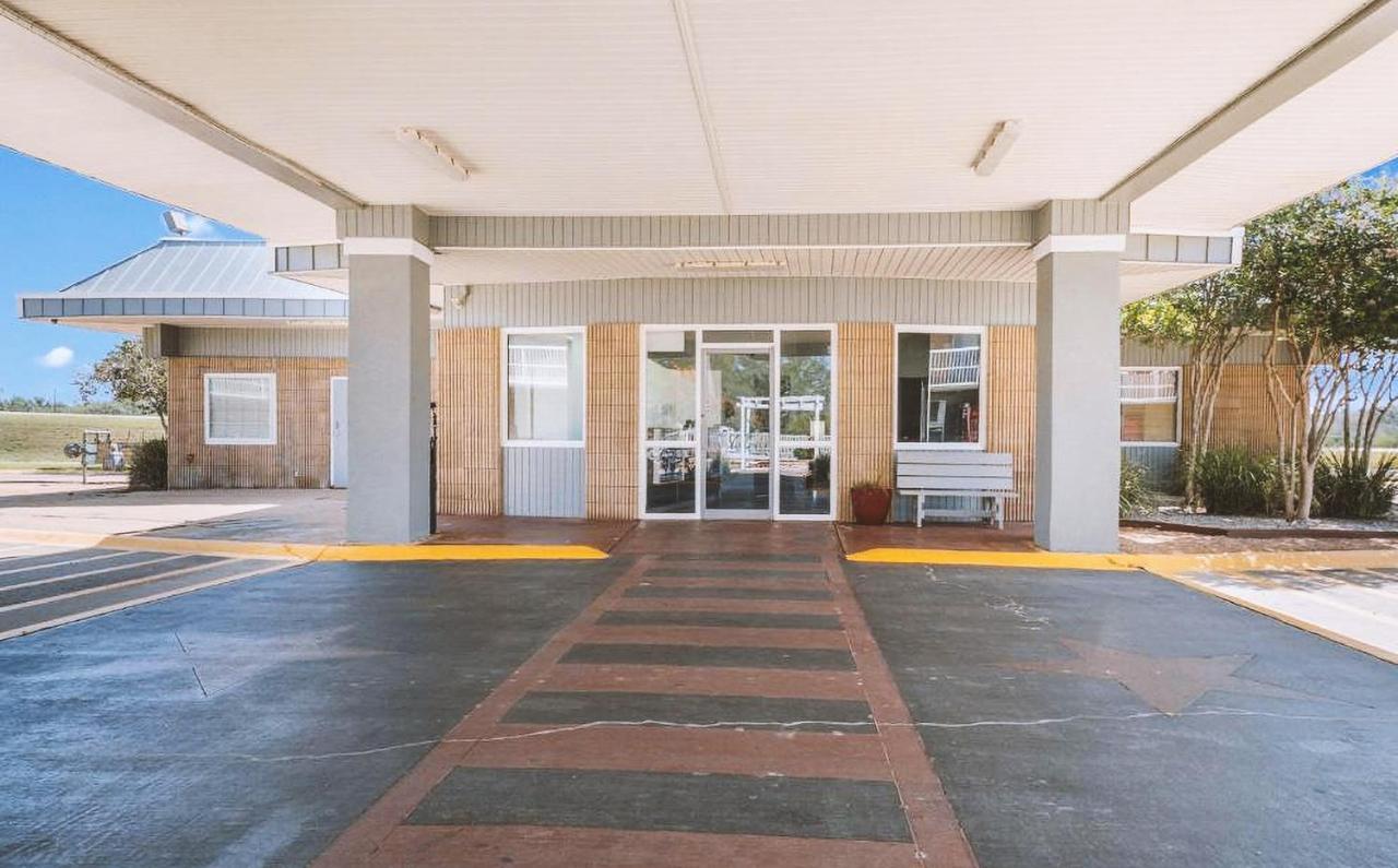 Sky Palace Inn & Suites By Jasper Beeville Exterior foto