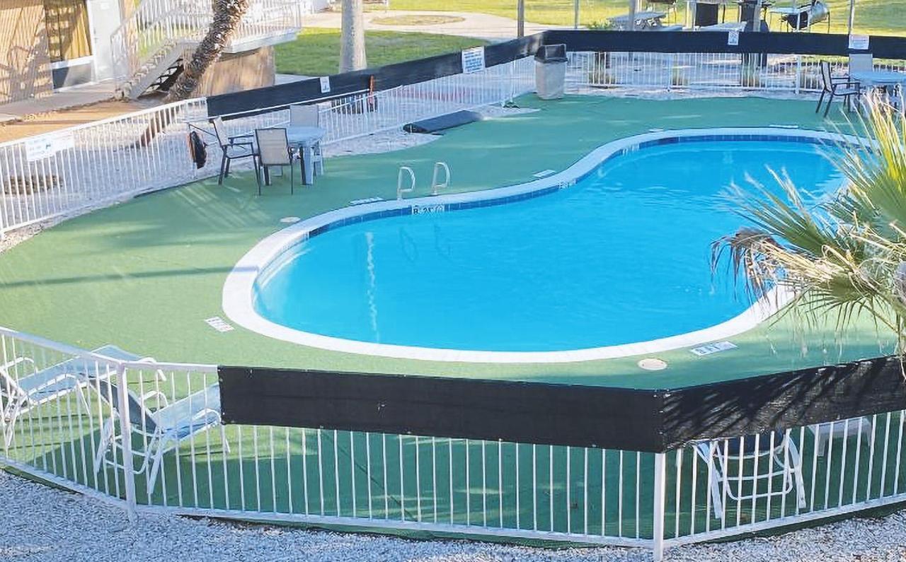 Sky Palace Inn & Suites By Jasper Beeville Exterior foto