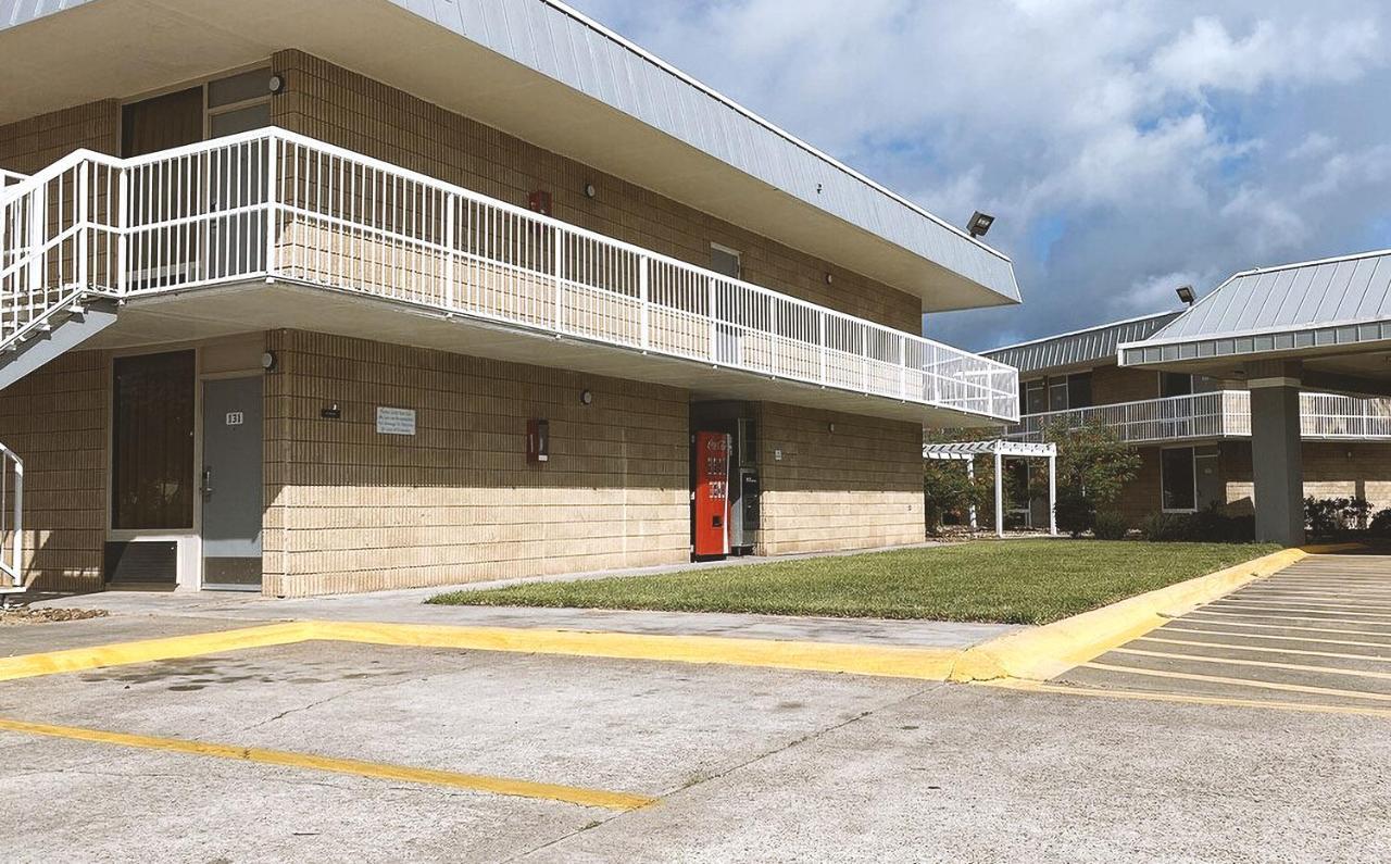 Sky Palace Inn & Suites By Jasper Beeville Exterior foto