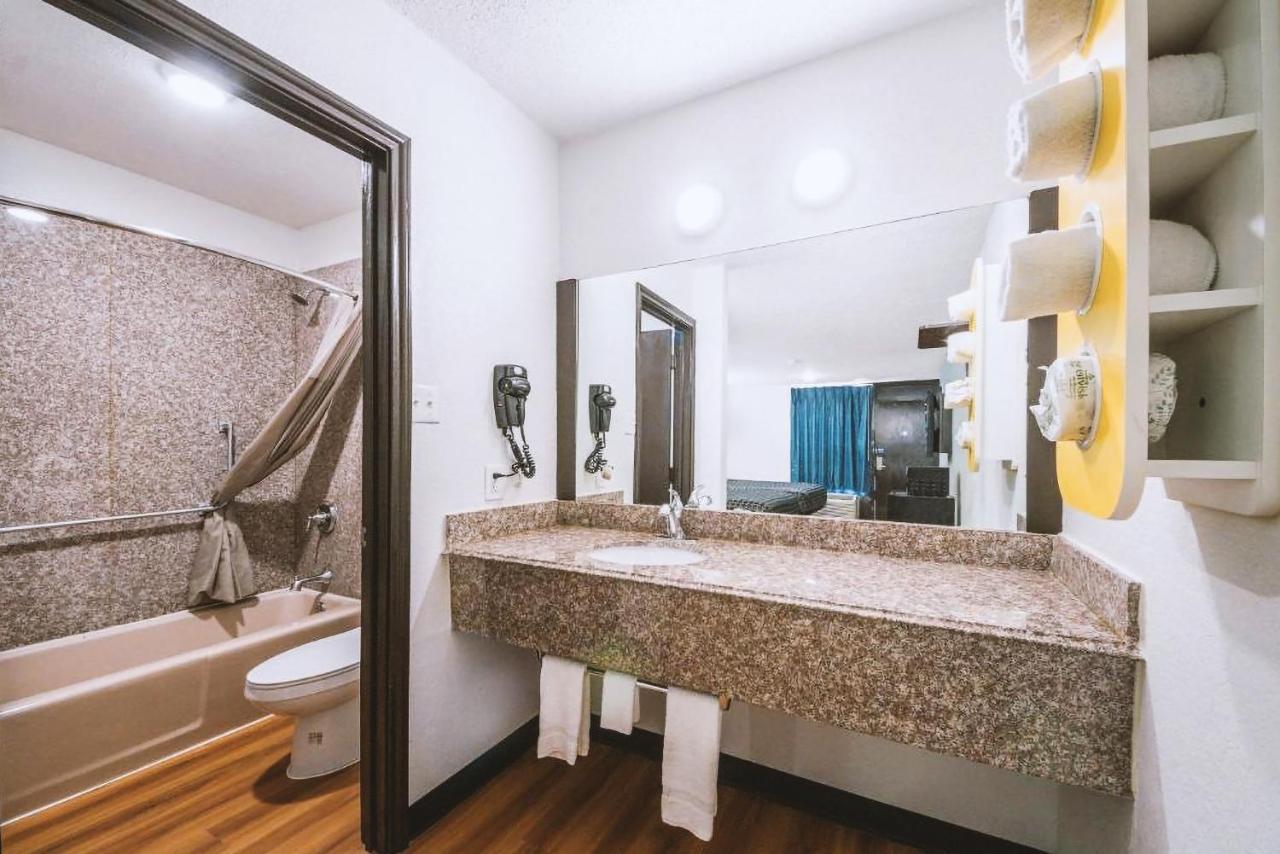 Sky Palace Inn & Suites By Jasper Beeville Exterior foto