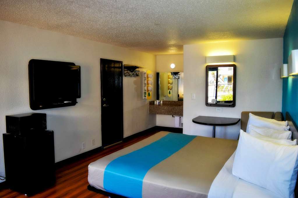 Sky Palace Inn & Suites By Jasper Beeville Cameră foto