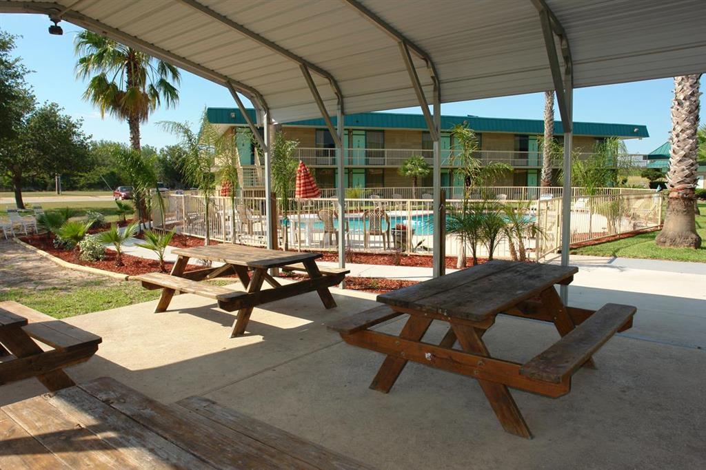 Sky Palace Inn & Suites By Jasper Beeville Exterior foto